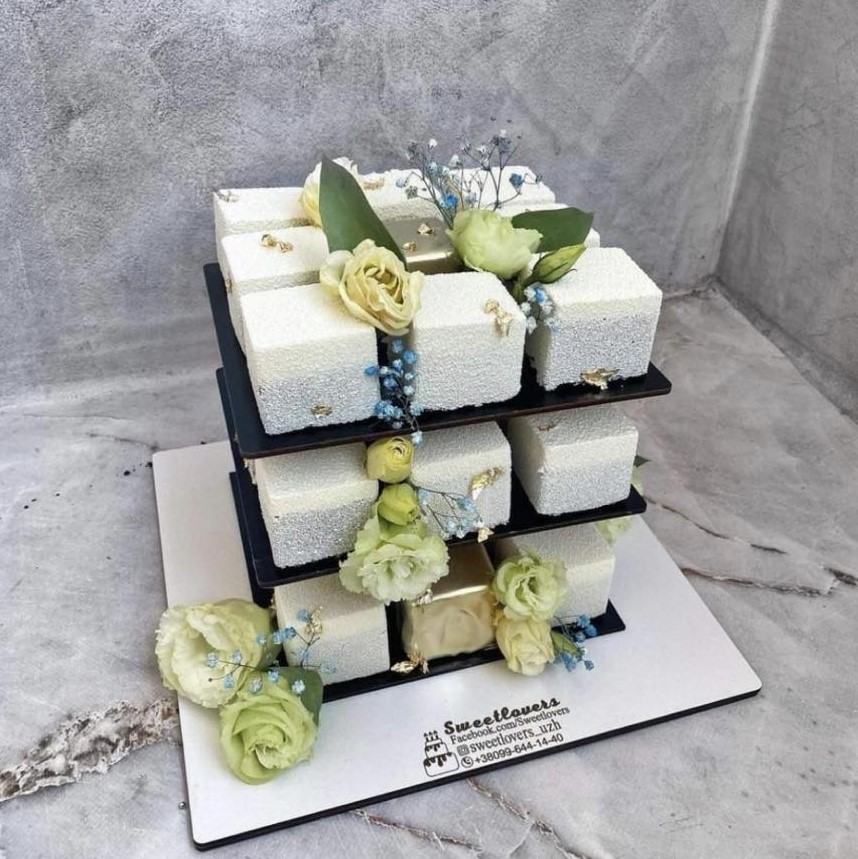 A placeholder cakes with #C52929 background.