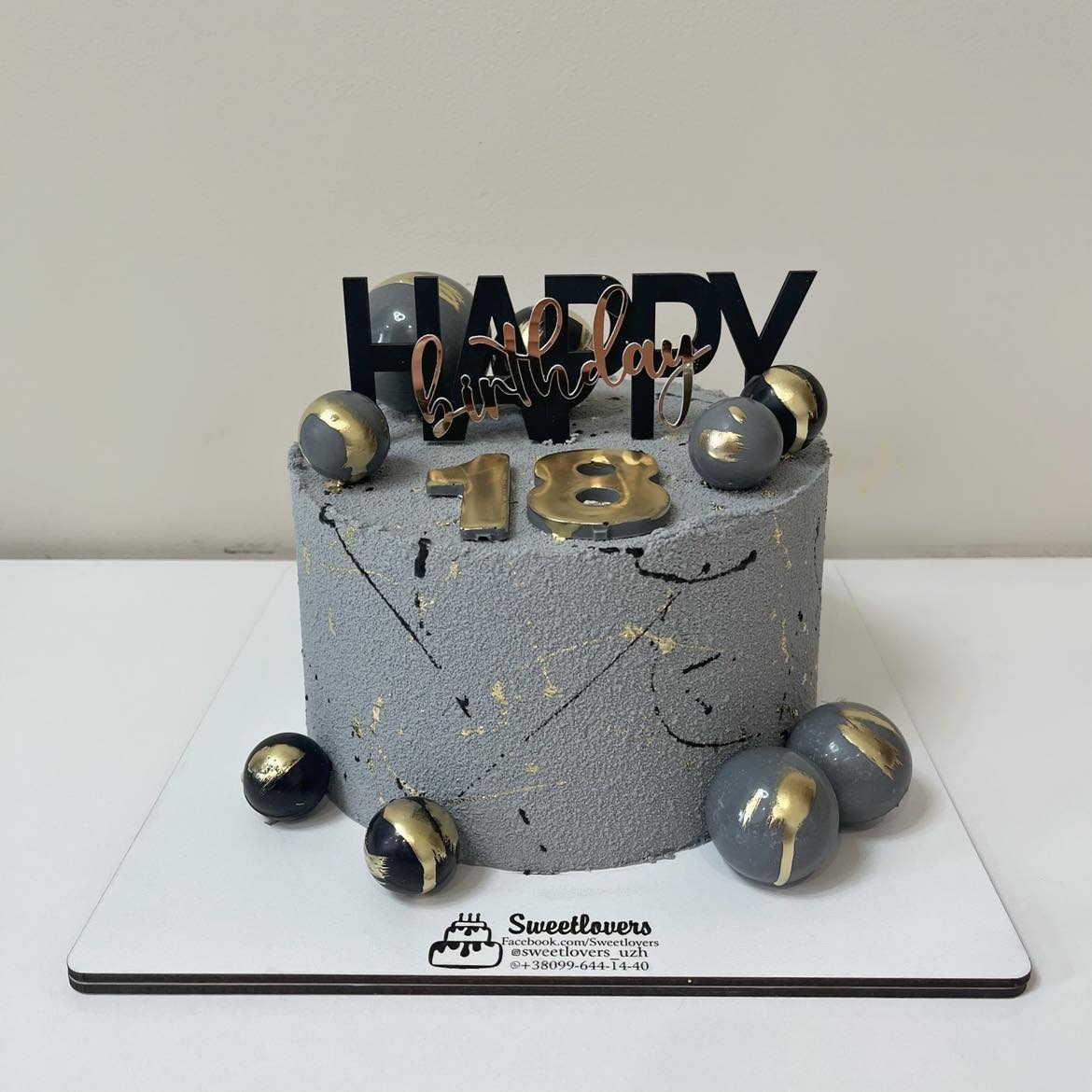 A placeholder cakes with #B44459 background.