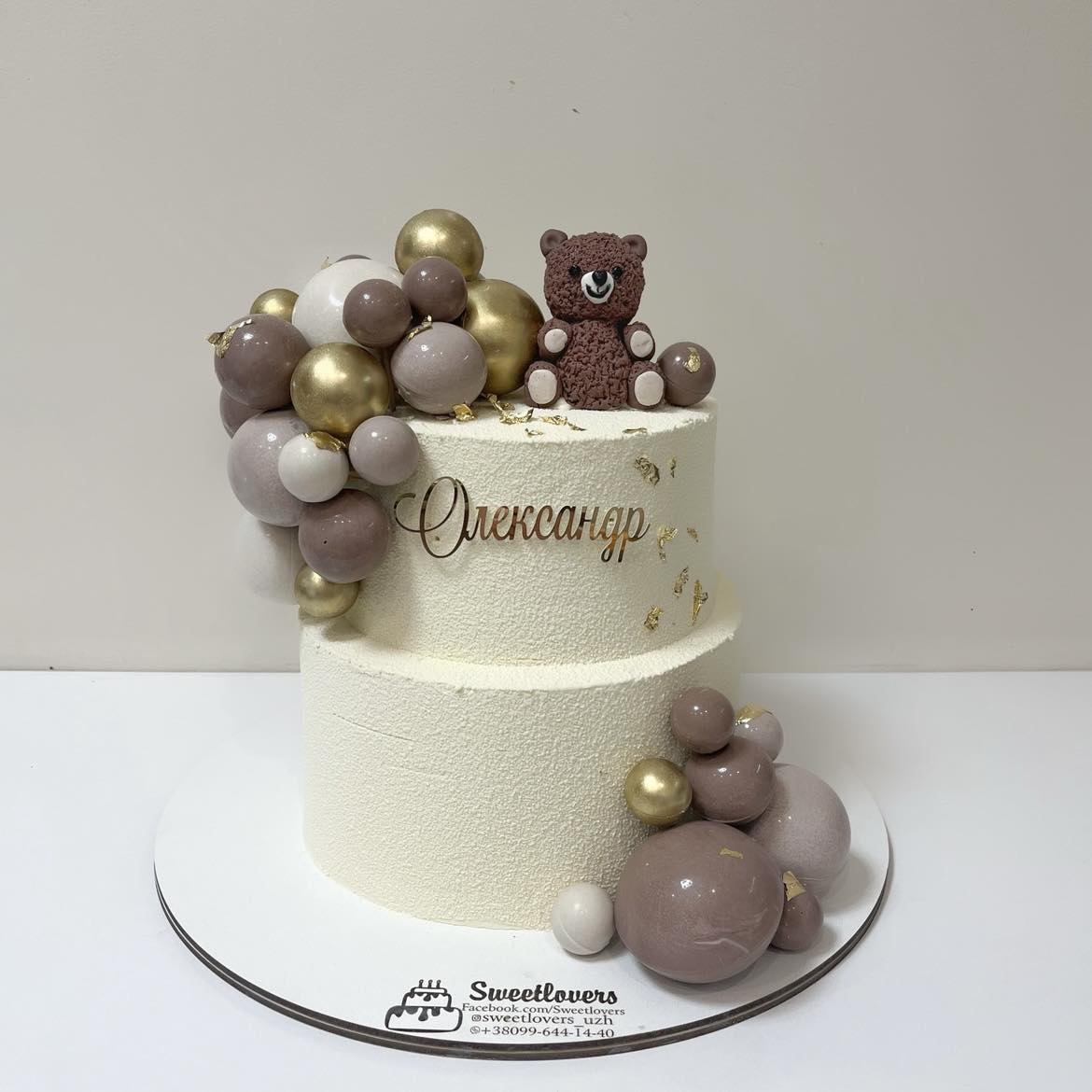 A placeholder cakes with #5D4E5A background.