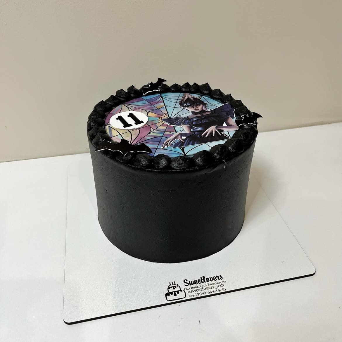 A placeholder cakes with #C52929 background.