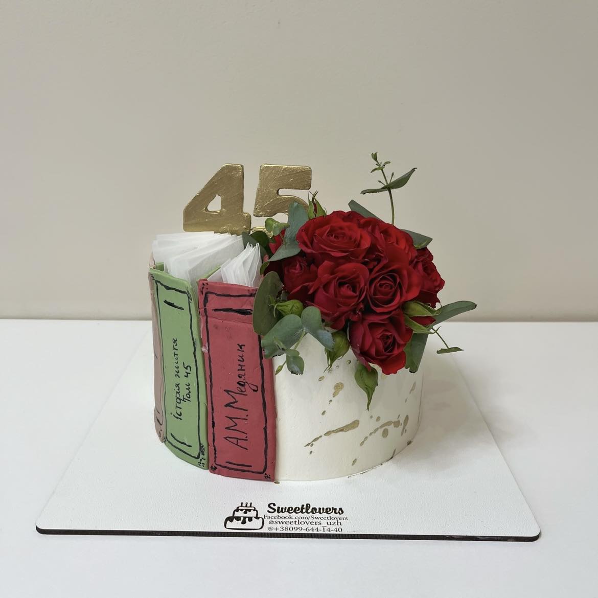 A placeholder cakes with #252322 background.