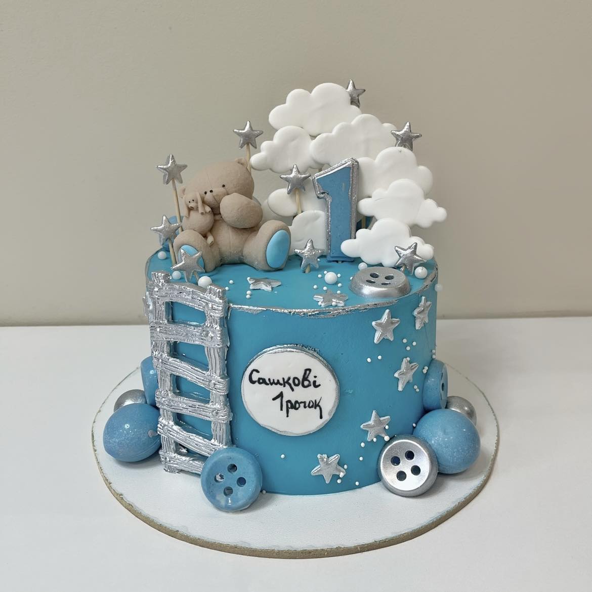 A placeholder cakes with #AC6C7A background.