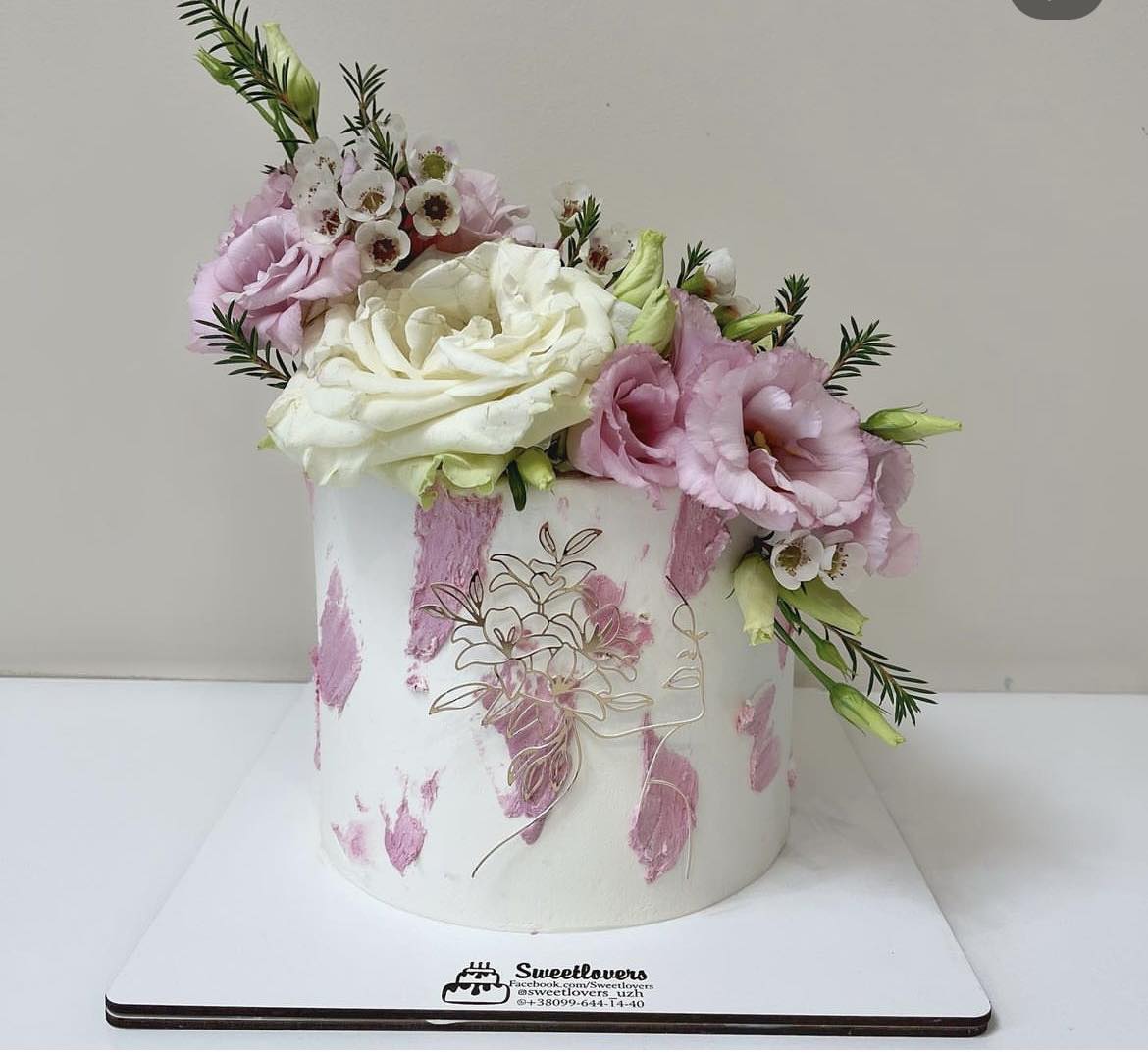 A placeholder cakes with #927D96 background.