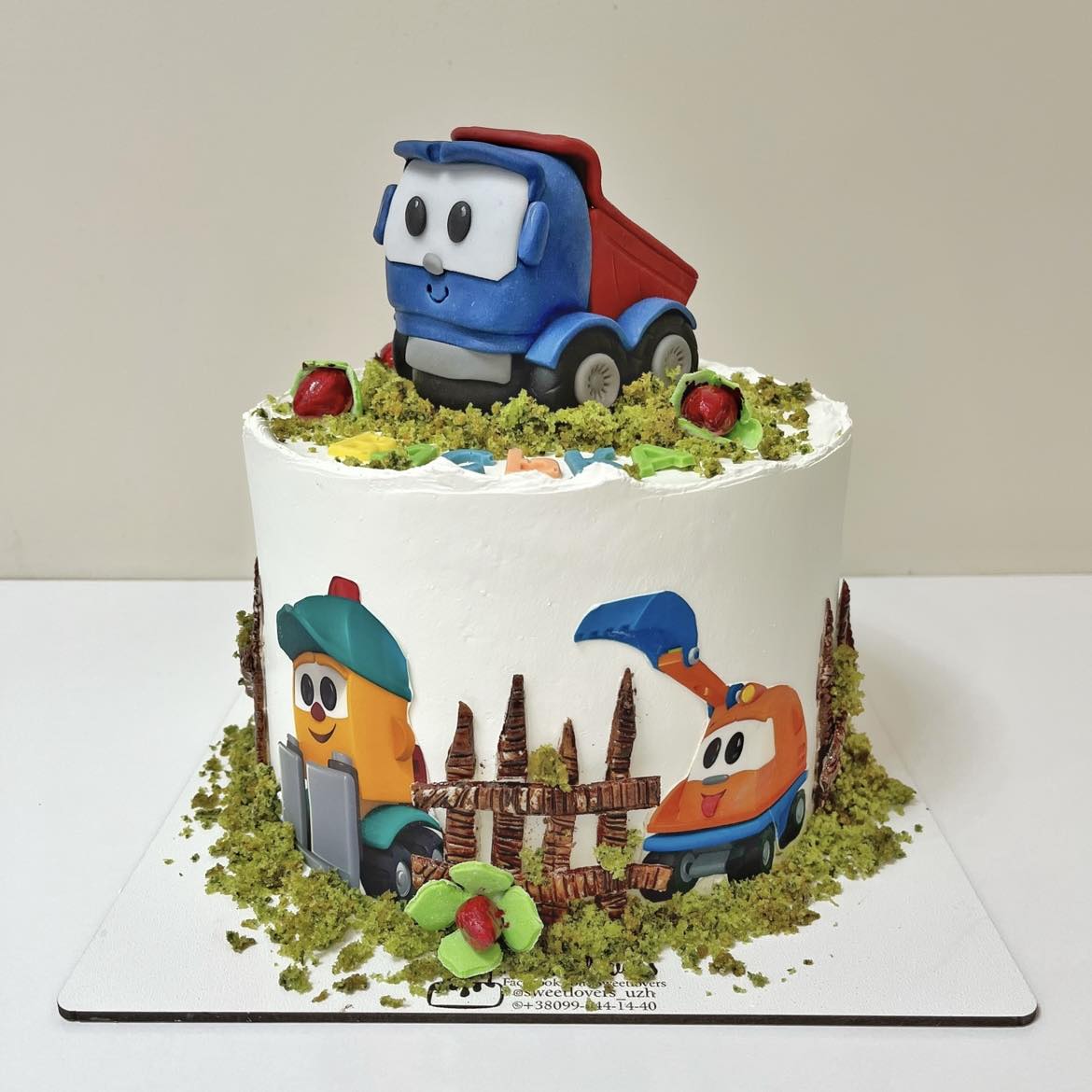 A placeholder cakes with #5D4E5A background.