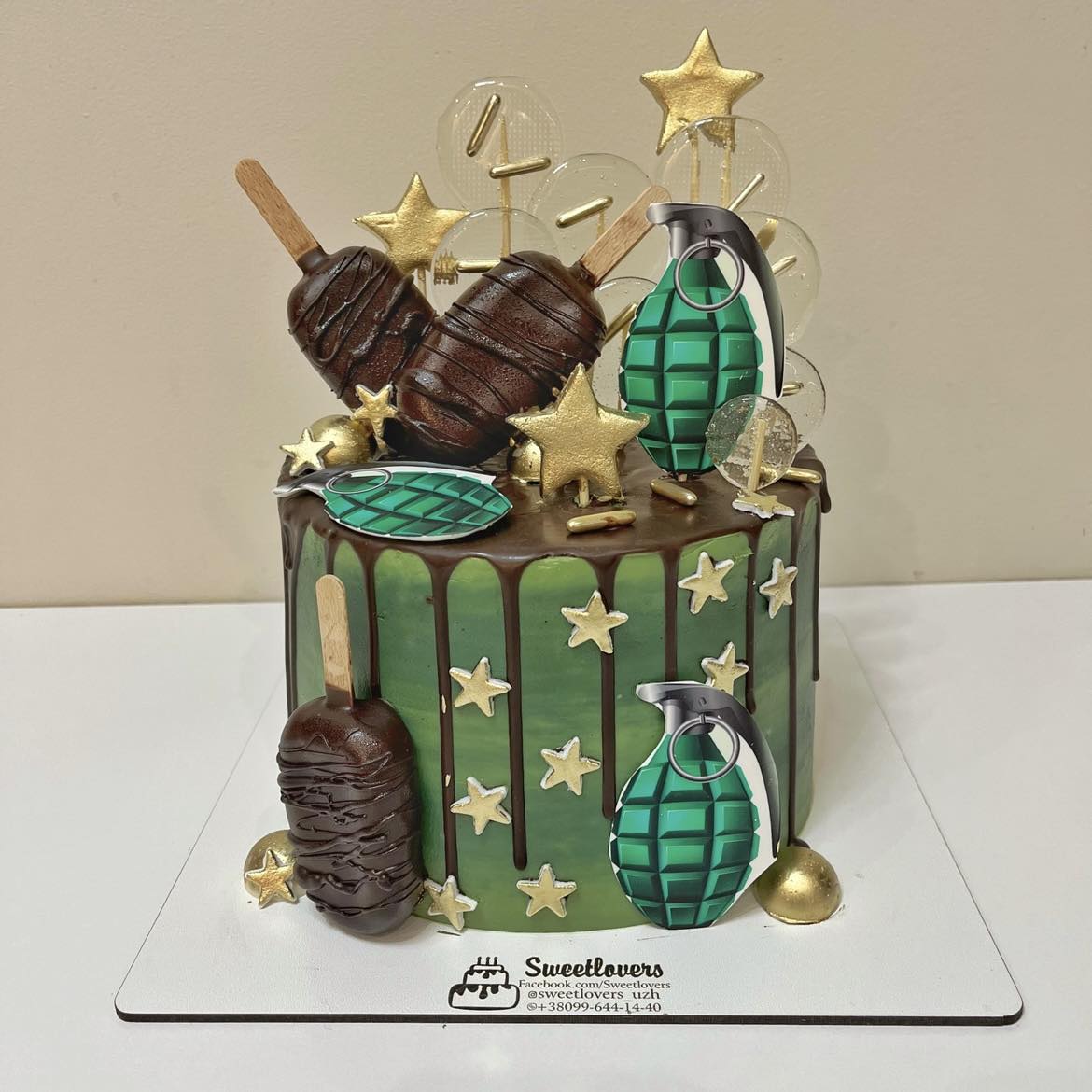 A placeholder cakes with #D39F51 background.