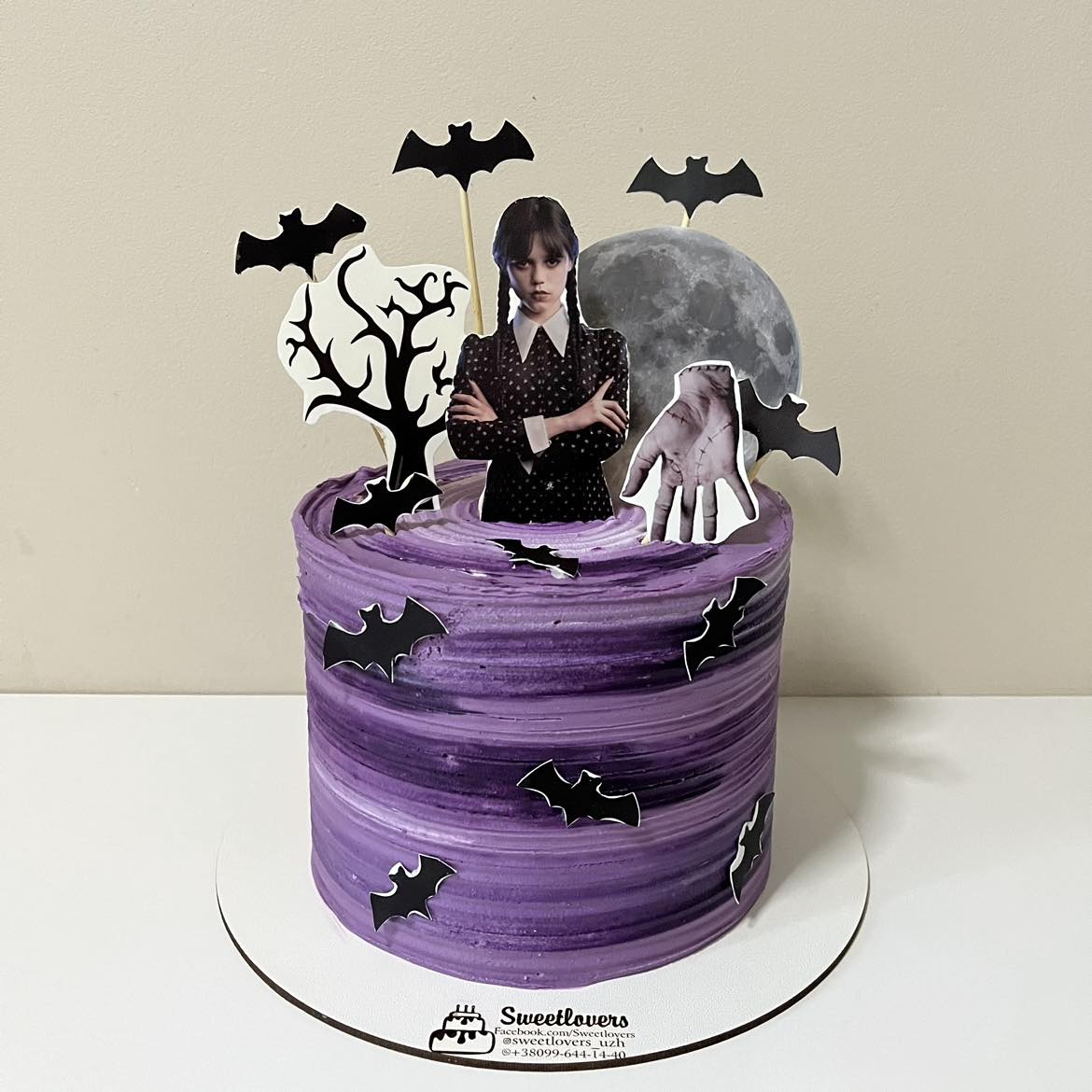 A placeholder cakes with #D89682 background.