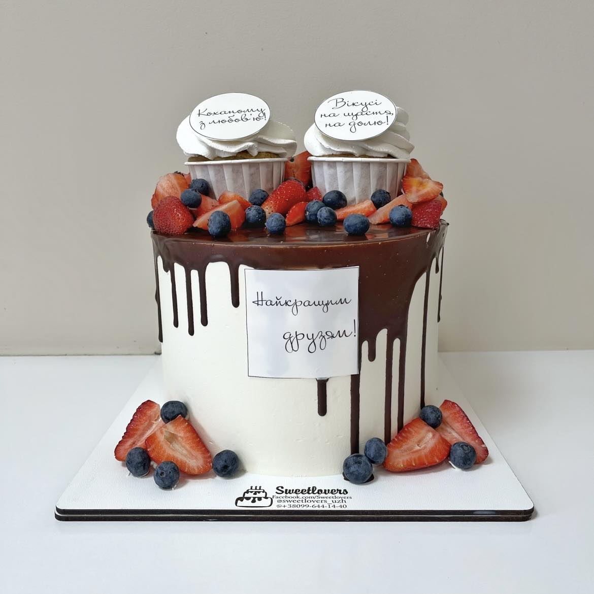 A placeholder cakes with #D89682 background.