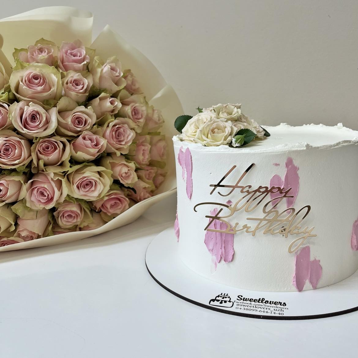 A placeholder cakes with #C52929 background.