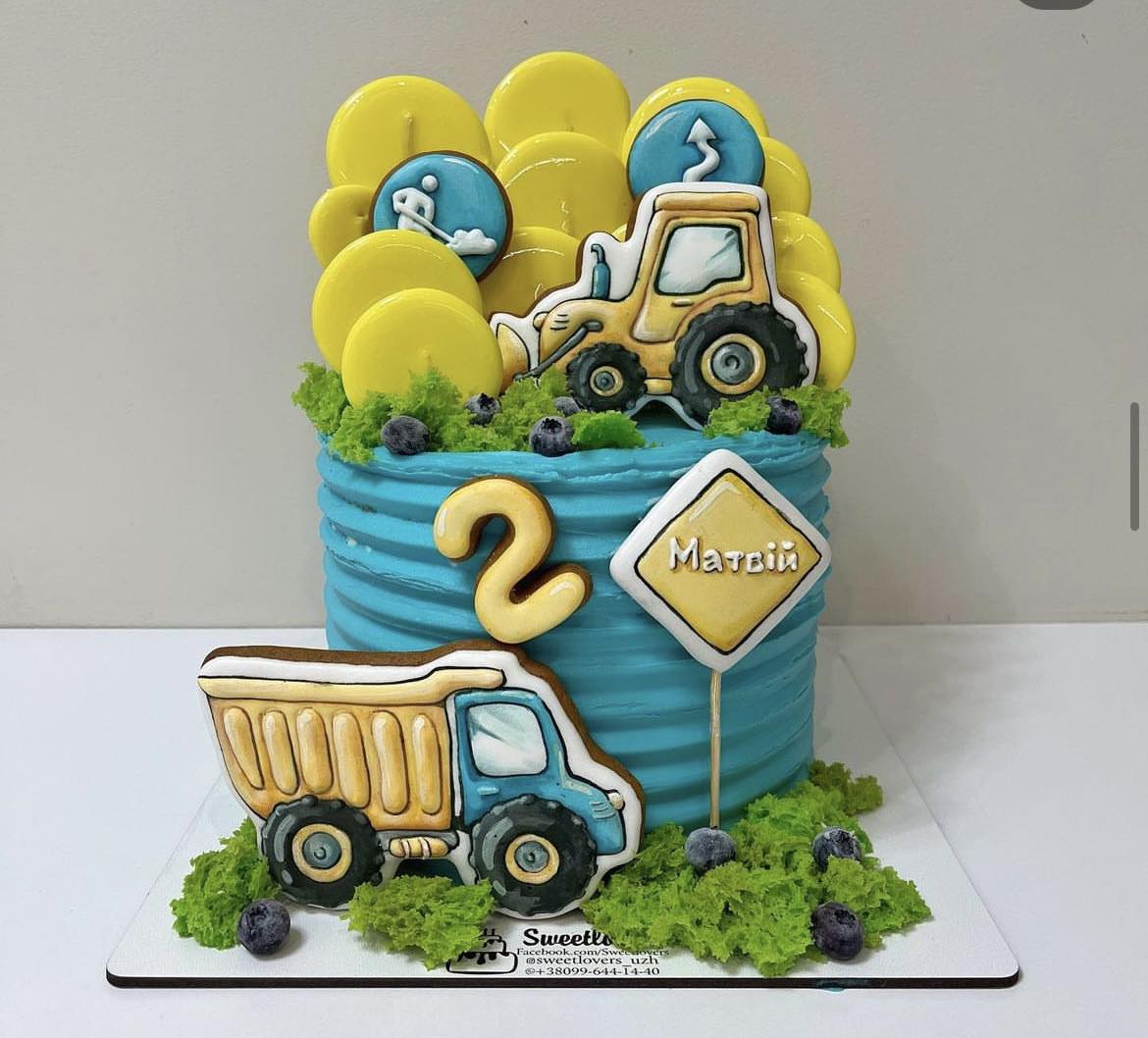 A placeholder cakes with #D39F51 background.