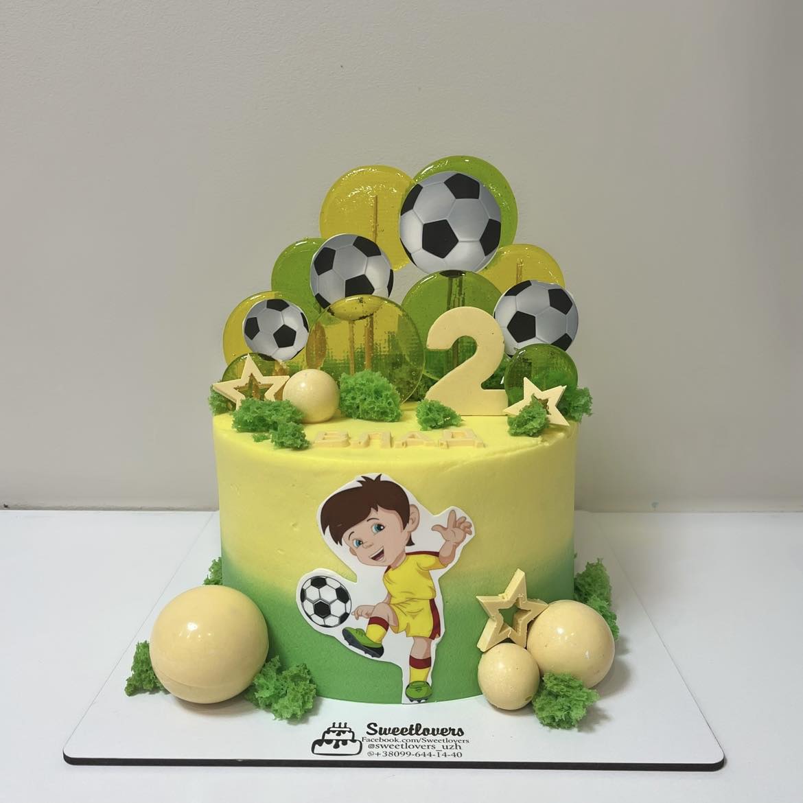 A placeholder cakes with #252322 background.