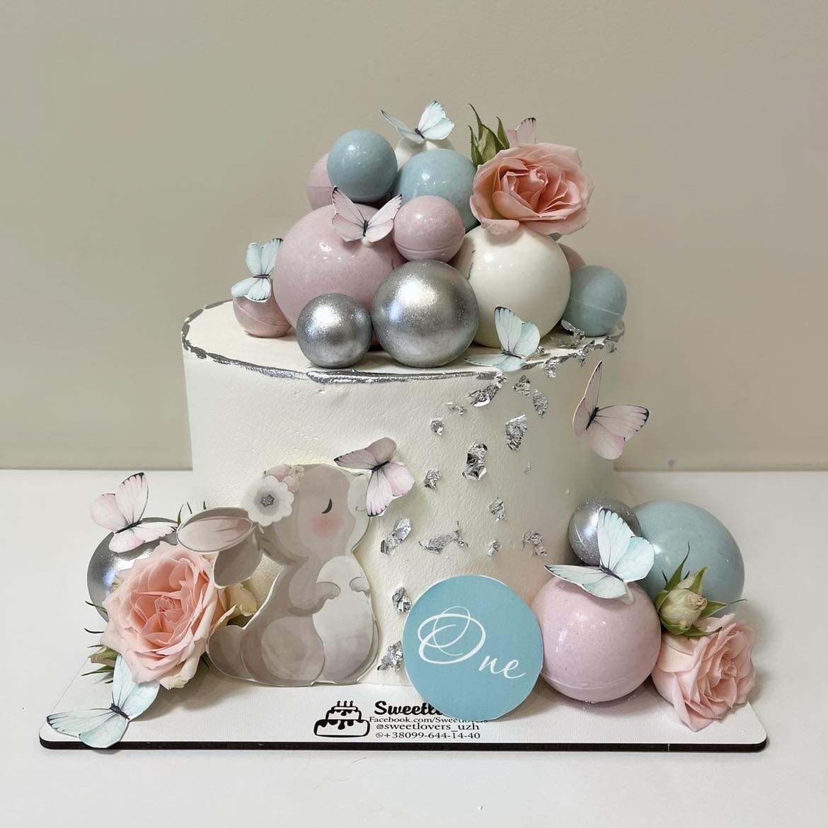 A placeholder cakes with #CB9F5F background.