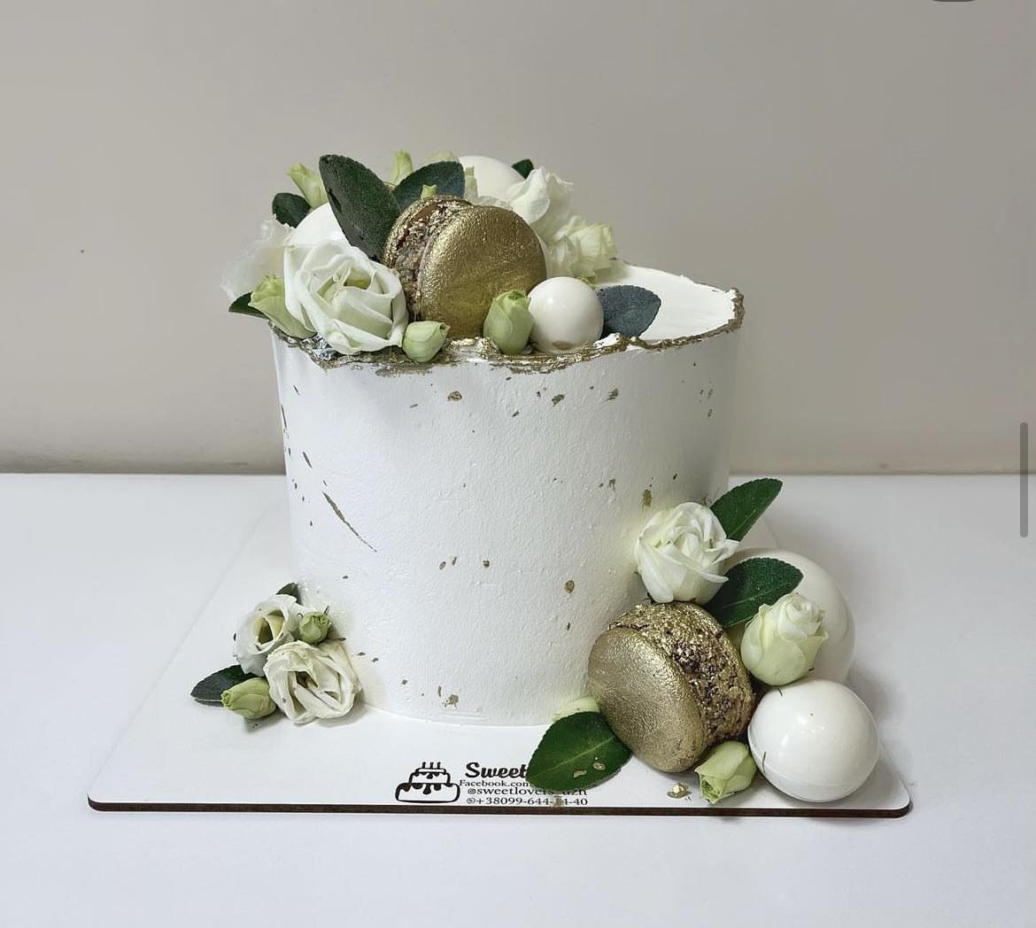 A placeholder cakes with #927D96 background.