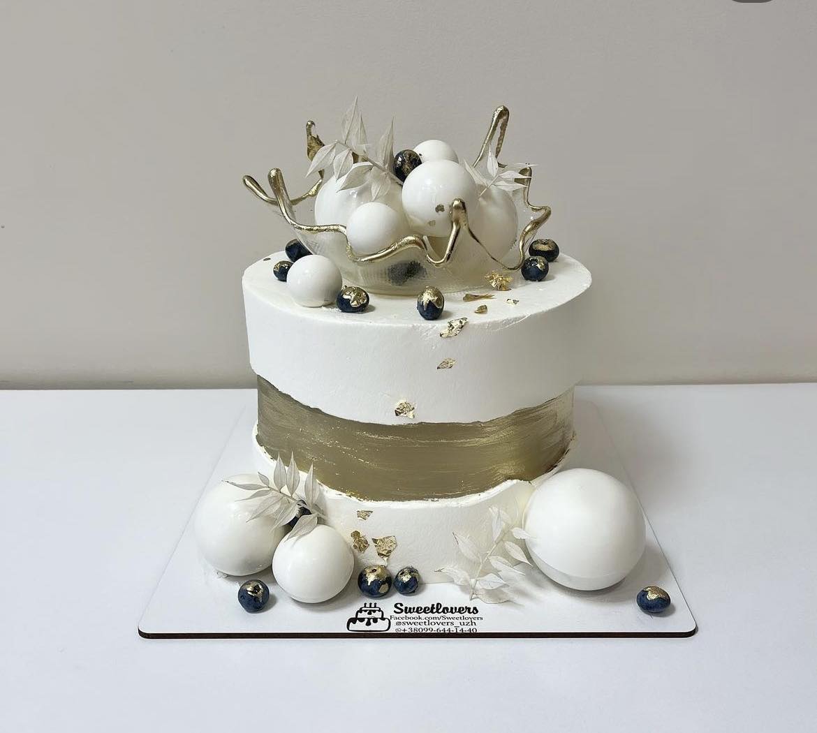 A placeholder cakes with #79694A background.