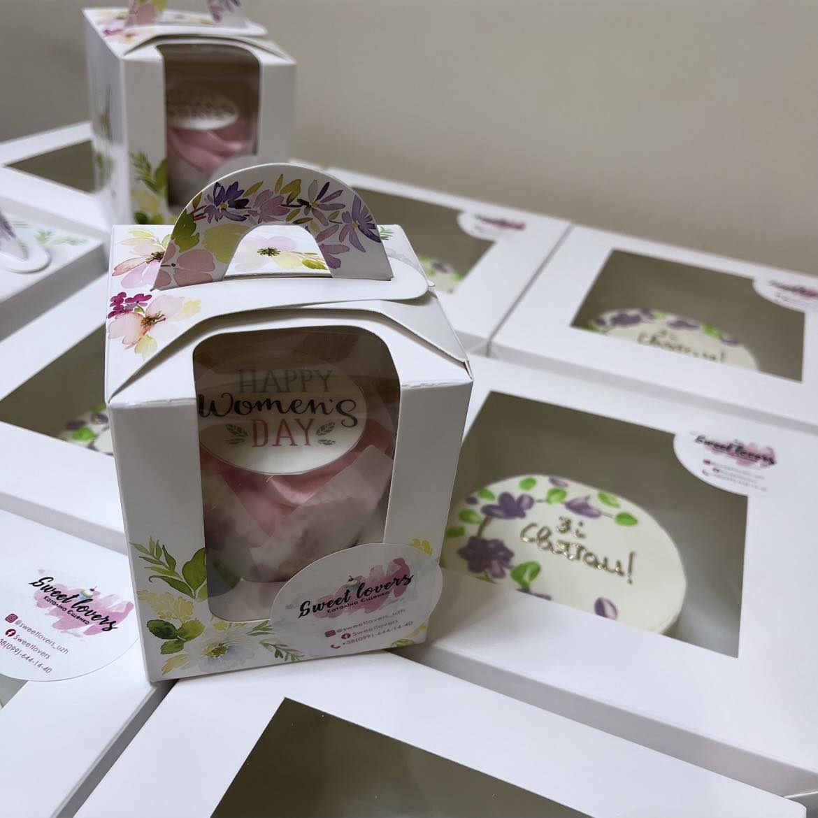 A placeholder cakes with #D89682 background.